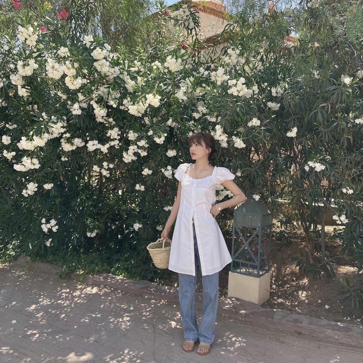 

Летнее платье-рубашка с открытыми плечами и пышными рукавами для женщин S белый