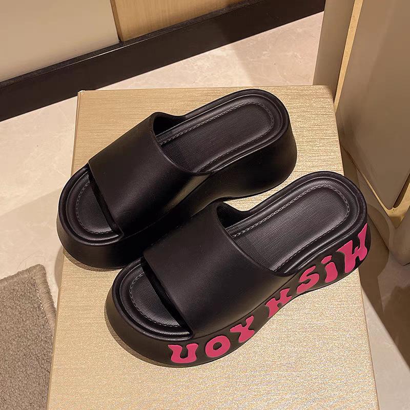 

Новые женские летние домашние модные крутые тапочки на высокой платформе, нескользящие для ванной, для улицы 36/37 чёрный