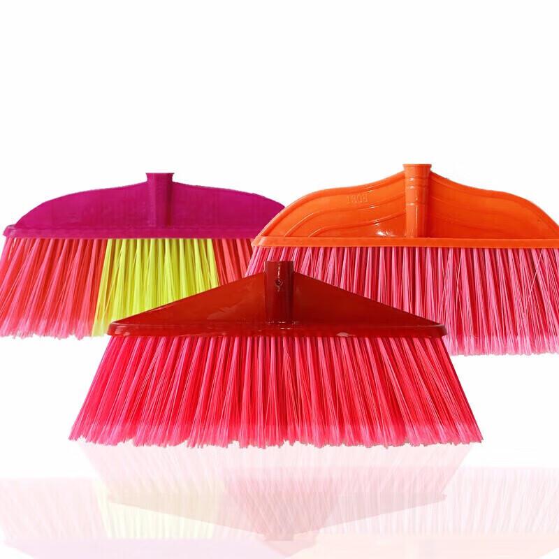 Scopa da esterno con manico in legno e setole dure