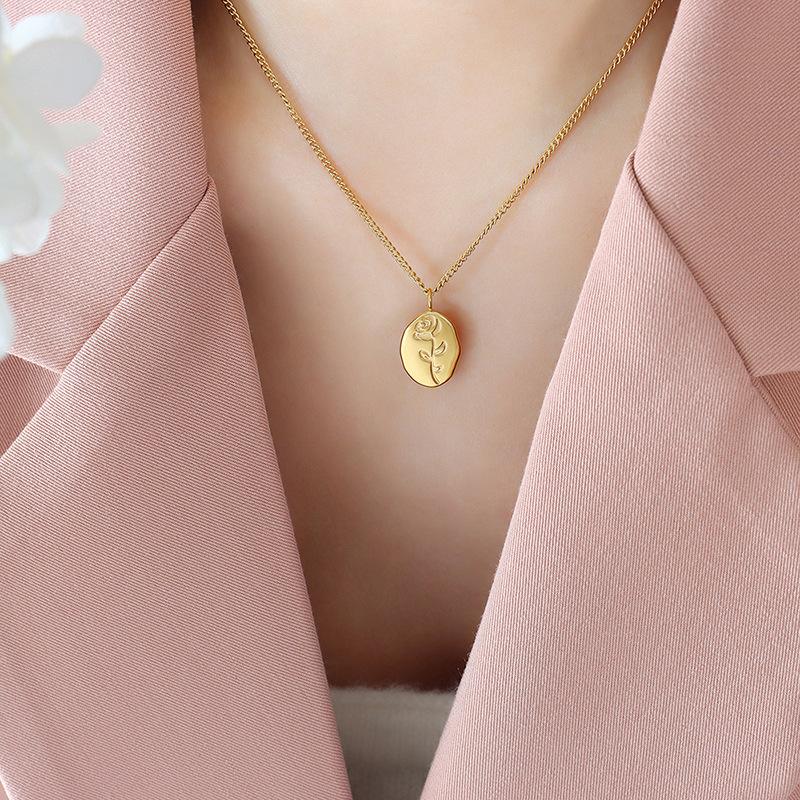 Wind Rose Flower Pendant Necklace Female Niche Design Titanium Steel Plated 18K Gold Collarbone Chain