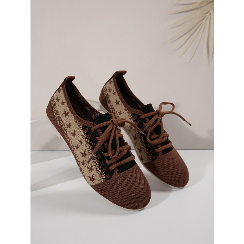 A Large-sized, Breathable, Two-tone, Front-lacing, Lightweight Sports Shoe for Women