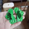 Pendientes Plisados de Hoja de Ginkgo Bohemio: Elegante, Versátil y Llamativo.