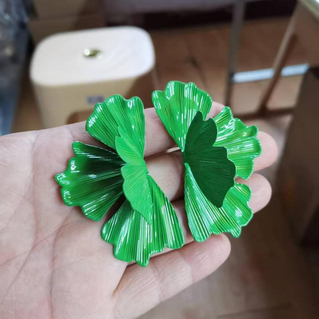 Pendientes Plisados de Hoja de Ginkgo Bohemio: Elegante, Versátil y Llamativo.