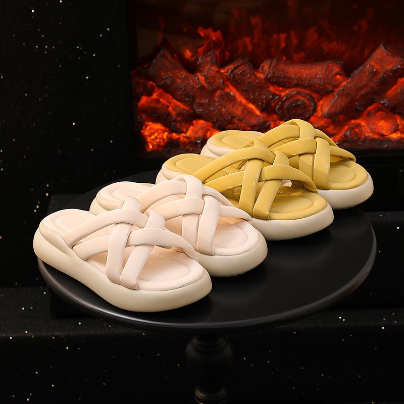 Flat-bottomed slippers women's 2025 summer new slippers women's outerwear women's versatile beach slippers casual fashion women's shoes