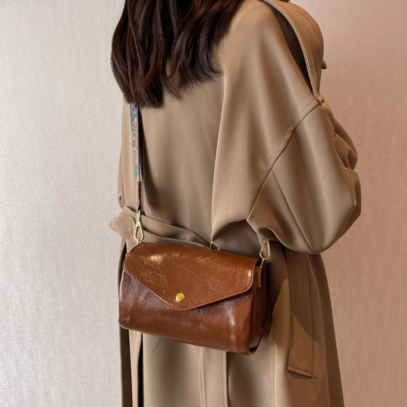 Damen Umhängetasche aus PU-Leder in Volltonfarbe, Vintage, breiter Riemen, Klappe, Schultertasche