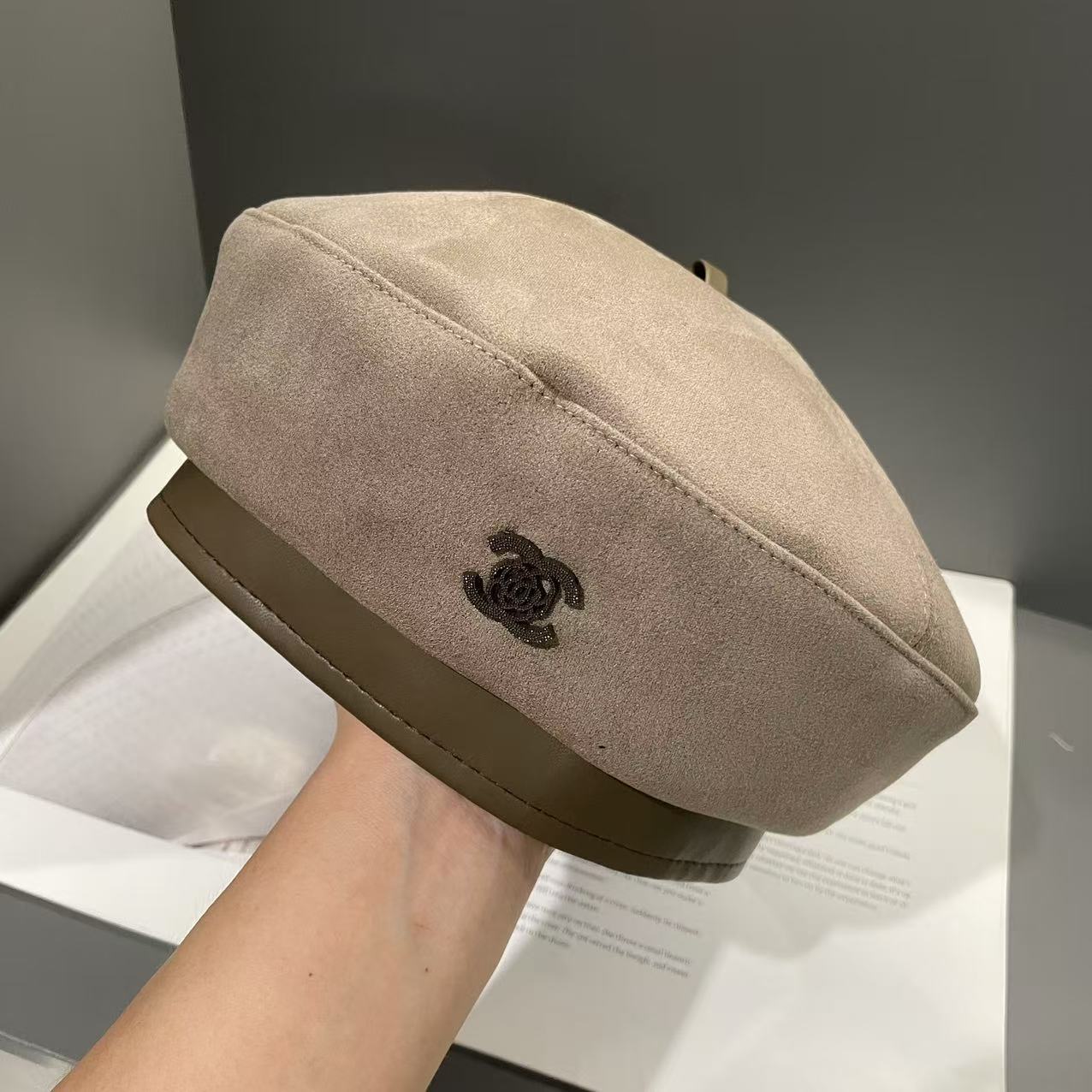 

Осенне-зимний замшевый берет, повседневный модный берет в британском стиле, шляпа художника для женщин, ретро коричневого цвета, показывающая маленький бутон M（56-58cm）