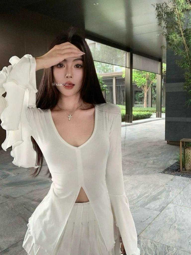 American Spicy V-neck Bell Sleeve Slimming Black T-shirt for Women