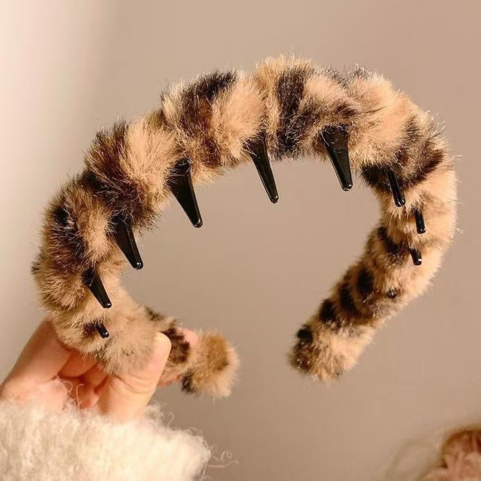 Korean Style Leopard Print Plush Headband with Teeth - Non-Slip, Fluffy Hair Accessory for Women, Autumn/Winter.