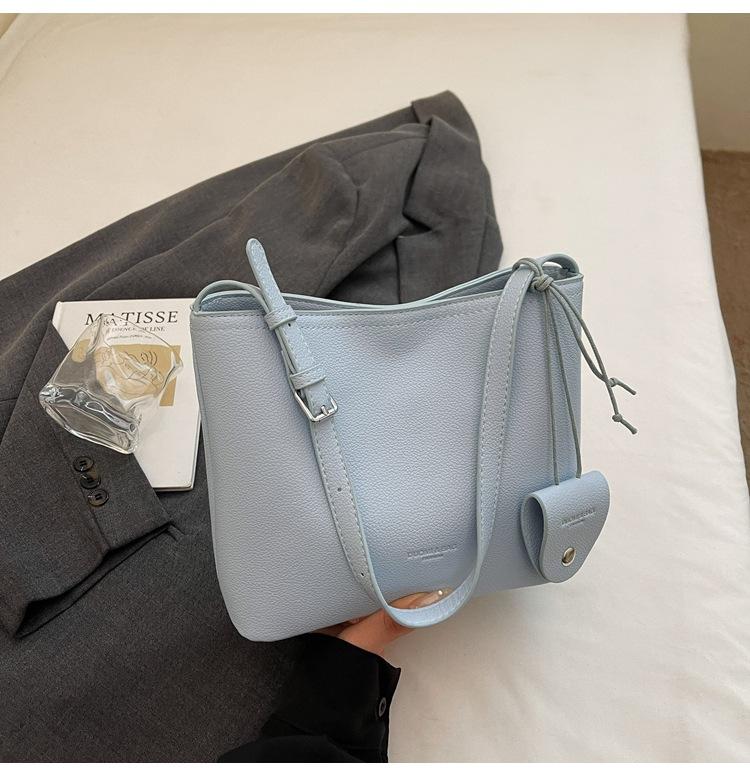 

Иностранный стиль простая текстура модный тренд нишевый дизайн сумка-ведро 2025 лето новая иностранный стиль женская сумка через плечо синий