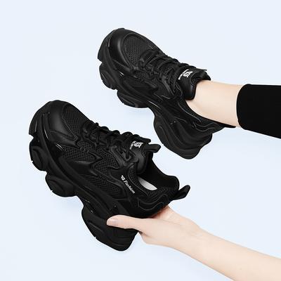 Schwarze Dad-Schuhe mit dicker Sohle, vielseitig, zeigen die Füße, Damen-Schuhe mit geringer innerer Absatzhöhe, Herbst und Winter Neue lässige Sportschuhe