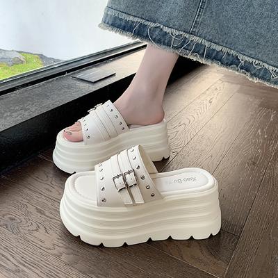 Ciabatte alla moda con zeppa Estate Nuove Punta tonda Fibbia metallica rivettata Cinturino Piattaforma impermeabile Tacchi alti