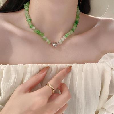 Collana con magnete a forma di cuore in pietra naturale irregolare per donna - Catena a clavicola dal design di alta qualità per l'estate