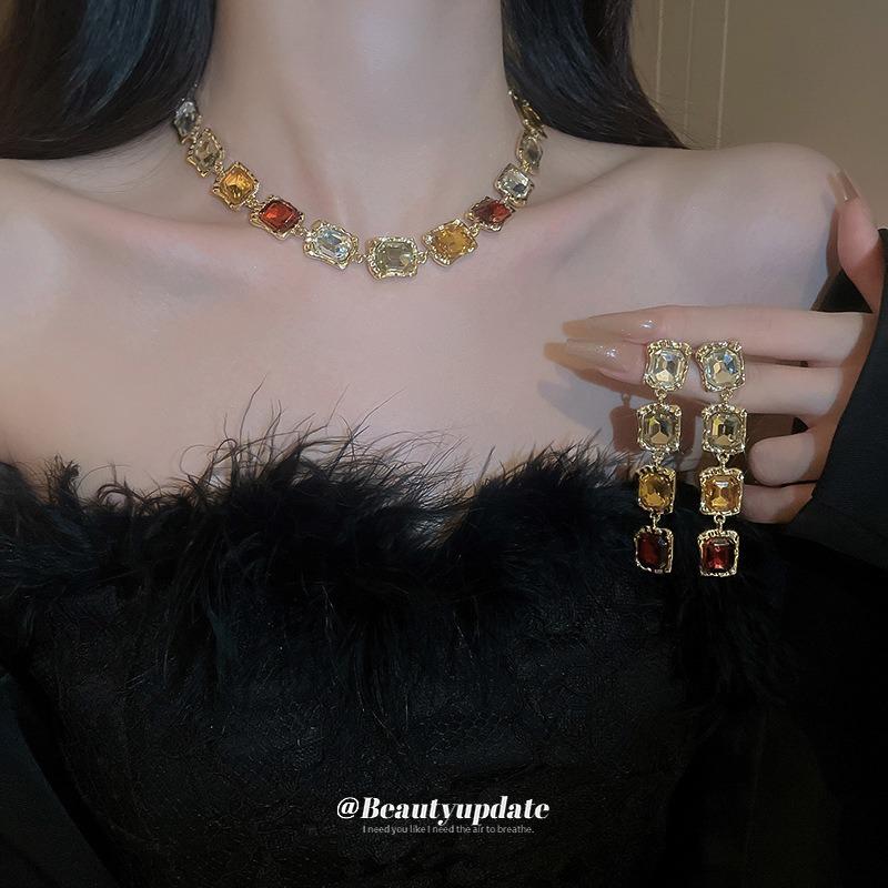 Europäische und amerikanische geometrische Halskette mit Diamantbesatz, retro Maillard neue Pulloverkette, High-End und vielseitige Modeaccessoires für Damen
