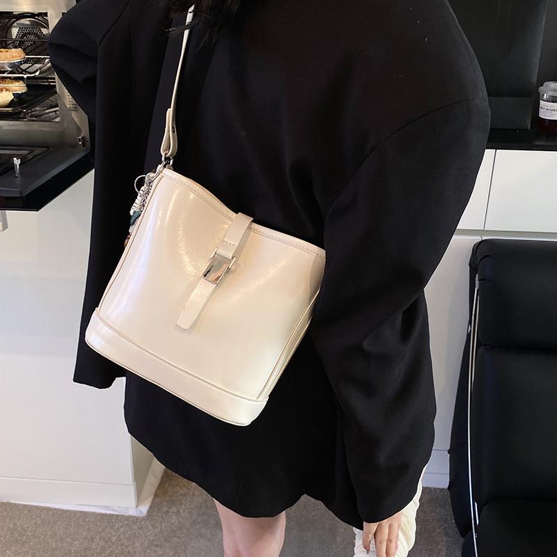 Ielgy Ladies Messenger Bag Spring Summer Fashion Casual Korean Version One Shoulder Underarm Bucket Bag