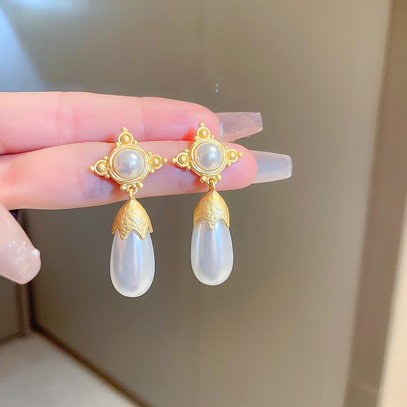 Silver Needle Luxury Zircon Flower & Butterfly Pearl Earrings - High-End French Retro Autumn/Winter Style