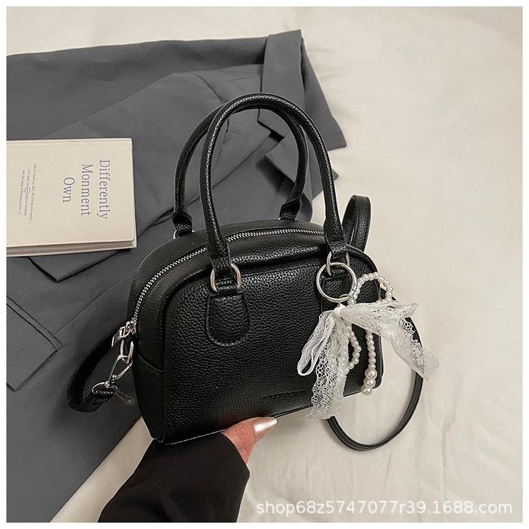 Small bag spring 2025 new temperament portable women's bag Korean version fashion high sense simple shoulder messenger bag