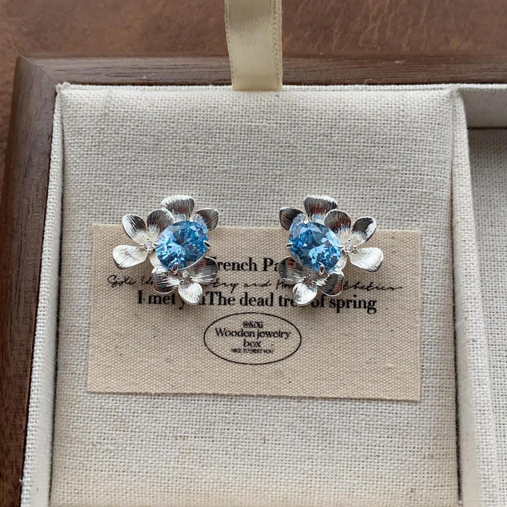 "Vintage Creamy Yellow Starfish Ear Clips: Elegant and Cute, Piercing-Free Sea Star Earrings"