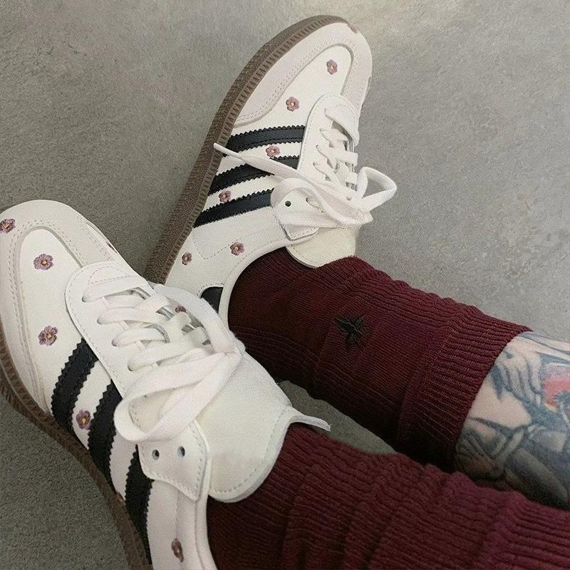 

Lady Spring and Autumn Vertical Bar Bee Embroidery Long Tube Pile Pile Socks 1 pair красный