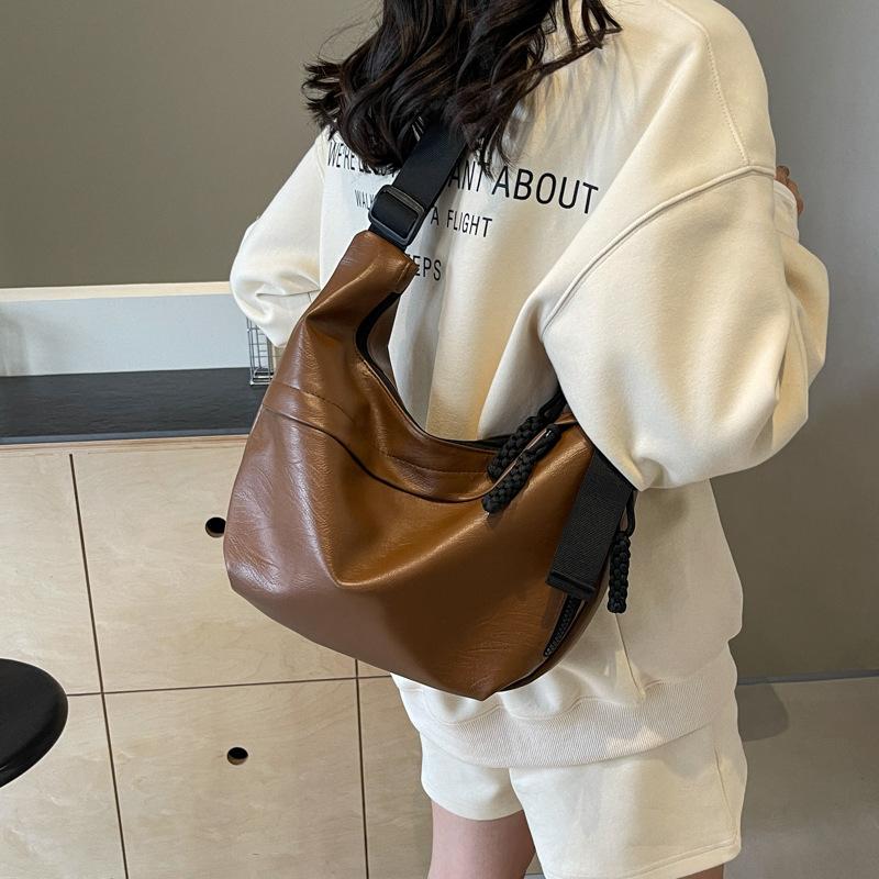 Premium Casual Messenger Bag Women'S Fashion Shoulder Bag Large Capacity Versatile Dumpling Bag