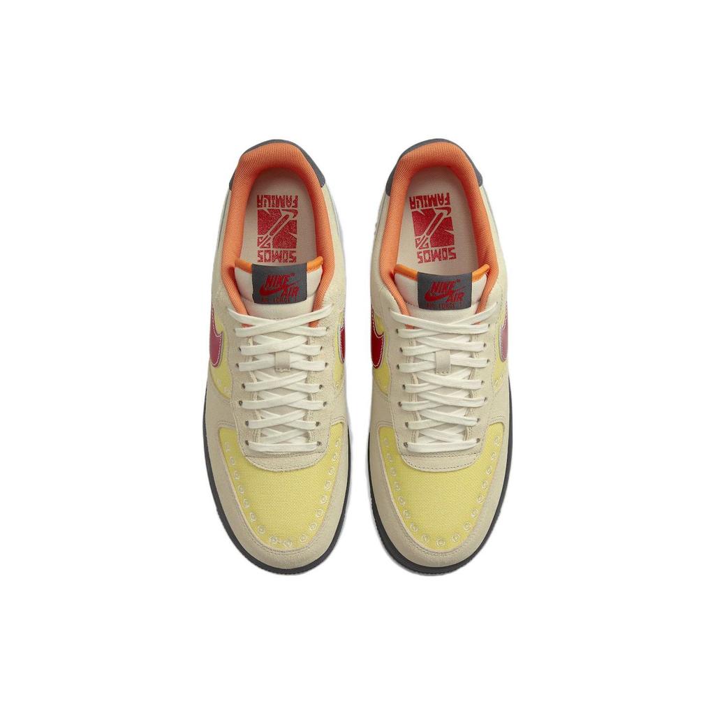 Nike Sneakers Unisex Air Force 1 07 Somos Familia Sabbia Tan Sanddrift Rosso Università DZ5355-126