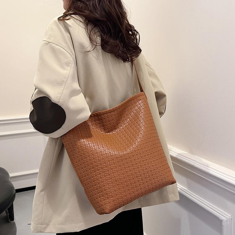 Retro Premium Sense Versatile Bucket Bag Women 2025 New Large Capacity Fashion Casual Commuter Shoulder Bag