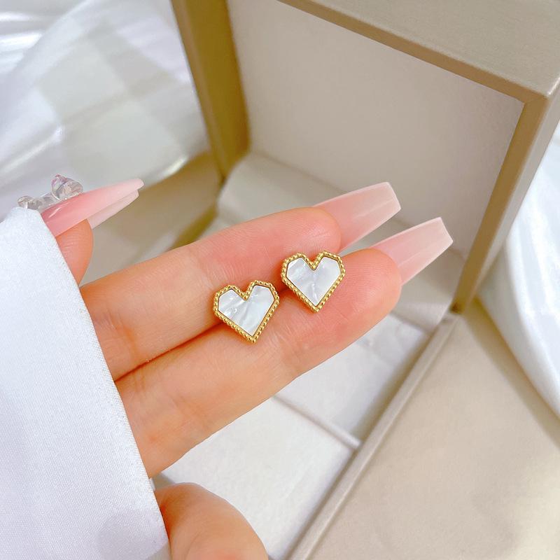 Cercei minimaliști tip stud din oțel titan cu sidef și trifoi cu patru foi - Design androgin pentru temperament individual și eleganță de banchet.