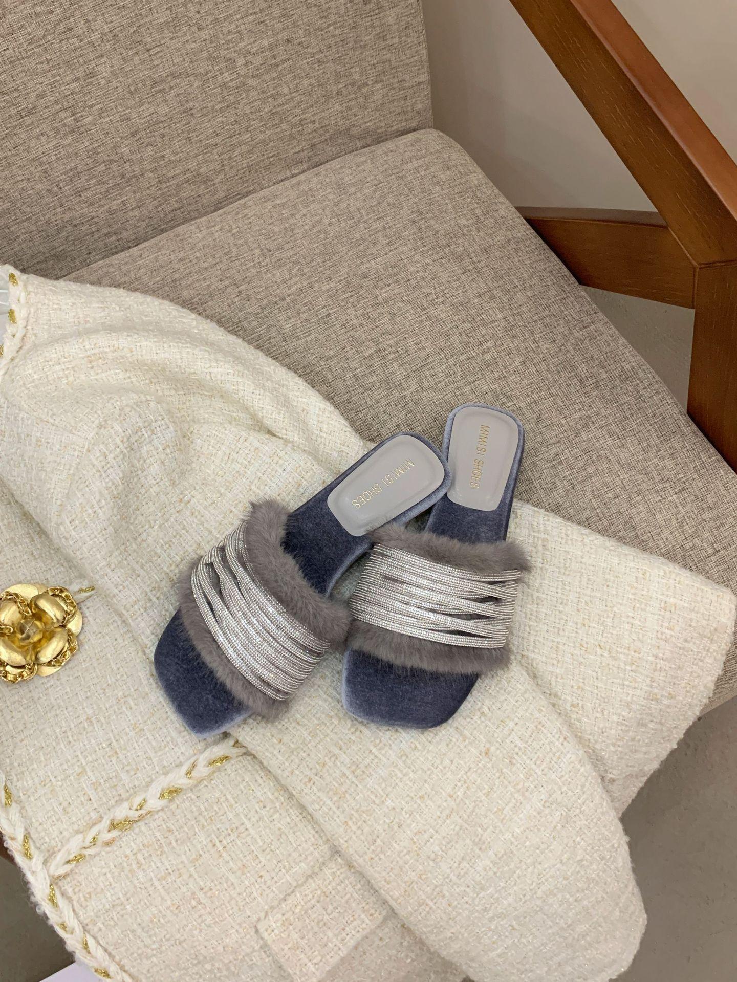 

French evening breeze letter one word rhinestone fluffy slippers women s wear 2025 spring and autumn new fluffy low heel sandals 39 серый