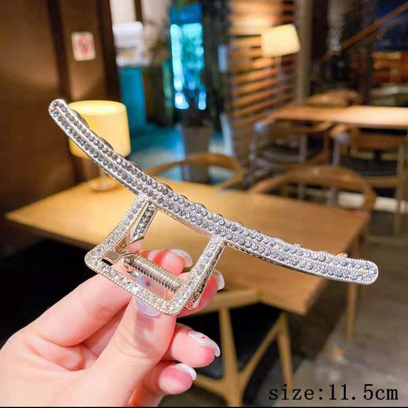 Shark Clip 2022: Fashionable Butterfly Hair Claw, Elegant Large Floral Design for Ponytail and Back of Head Styling