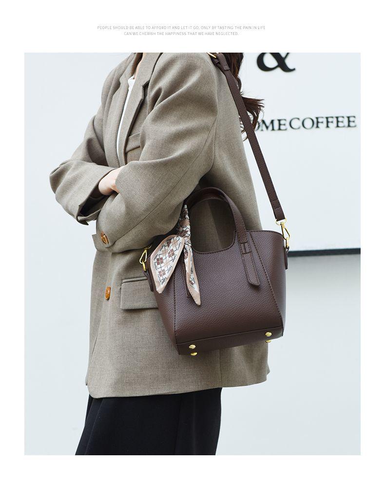 Borsa a tracolla retrò testurizzata da donna: Moda Versatile Autunno/Inverno 2025