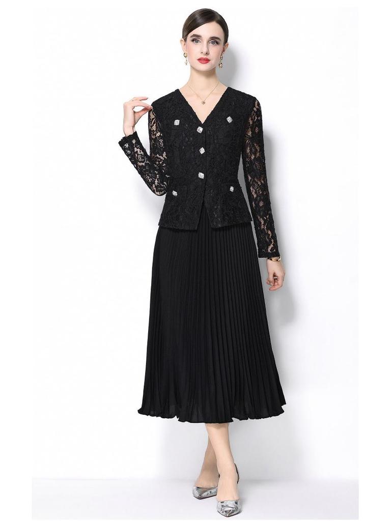 Elegant French V-Neck Lace Dress with Diamond Buckle and Pleated Skirt