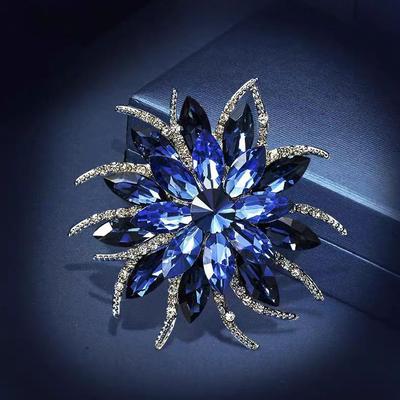 Broche de flores elegante con temperamento, broche de cristal de alta gama para mujer, accesorio de moda para chaqueta, suéter y traje.