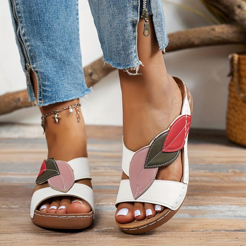 A Pair of Women's Fashionable Leaf-patterned Slippers, Open-toe Fake Flat Heeled Slip-on Shoes, Hand Washable, with Fake Liners and Insoles