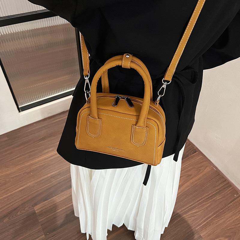 

2025 new fashion Korean commuter Boston bag women s niche large-capacity versatile portable messenger bag 20*8*13