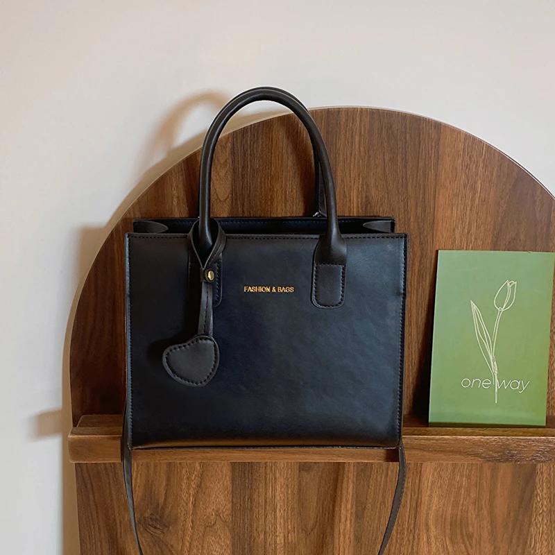 

Женские сумки из искусственной кожи с внутренним отделением. Мягкие и однотонные, с застежкой-молнией. Высокое качество.