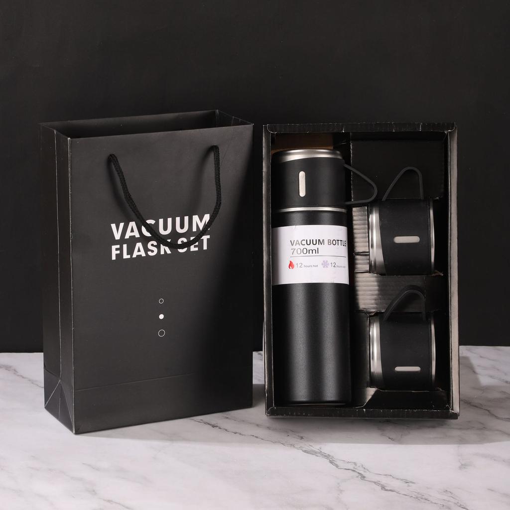 Becher aus Edelstahl 304. Hochwertiges Geschenkset. Eine tragbare 700-ml-Business-Teetasse mit drei Deckeln.