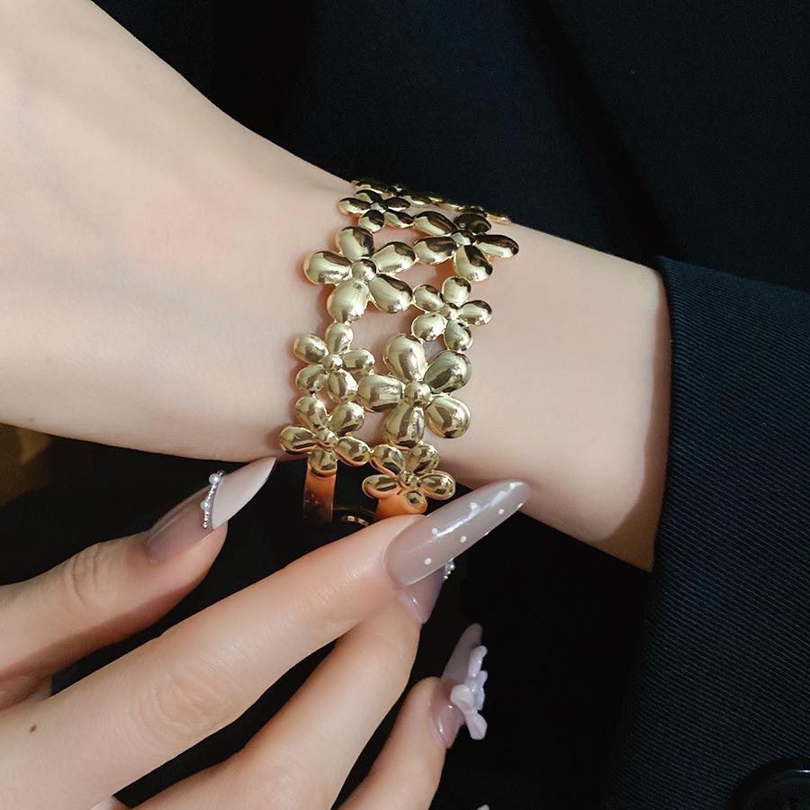 Metallisch Minimalistisch Unregelmäßige Armbänder Damen Mehrschichtig Blume Geometrisch Offener Armreif Stilvoll Exquisit Bankett Schmuck Geschenke