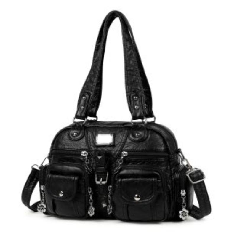 Сумка на плечо с отделкой шипами