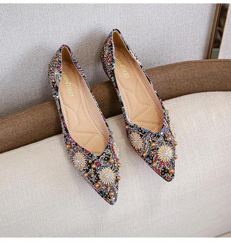 New Women Slip-on Loafers Trend Pointed Toe Rivet Casual Boat Shoes Girl Fashion Flat Shoes