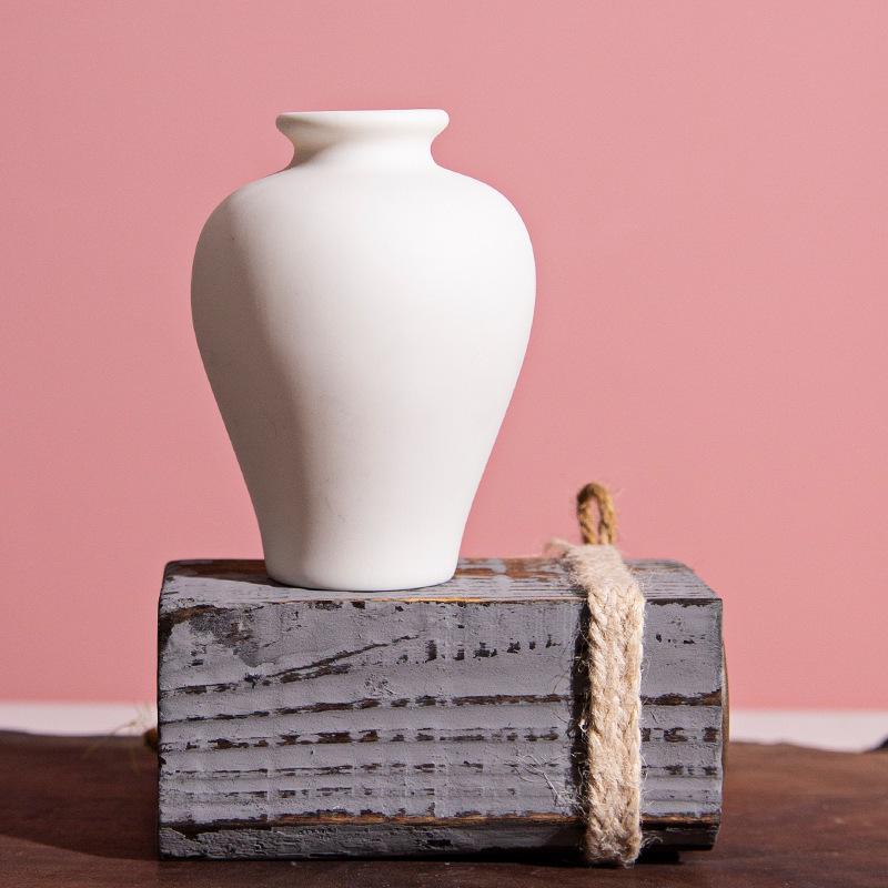 

Белая керамическая ваза с цветочным орнаментом для ароматерапии и композиций