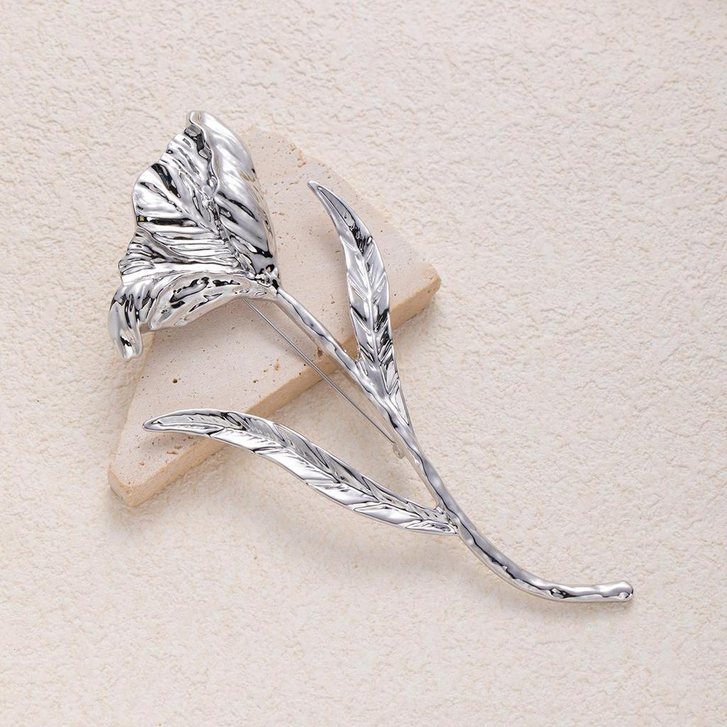Elegant Rose Brooch: Vintage-Inspired, Stylish Sweater Pin, Chic Retro Accessory