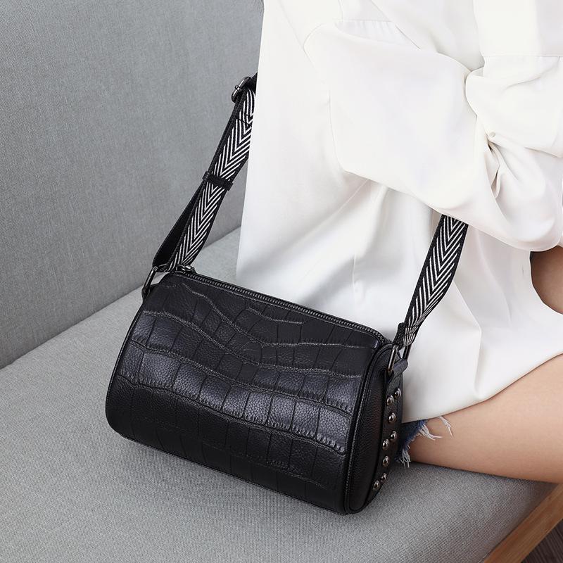 Versatile Women's Genuine Leather Crossbody Bag - Trendy High-End Fashion for Spring and Autumn