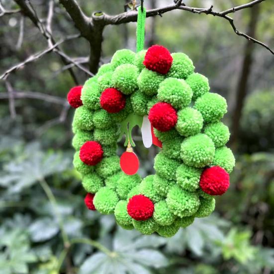 13 Zoll Weihnachtlich Grüner Elfenkranz für die Haustür Plüsch Pompom Ball Kranz mit Hölzerner Elfenhand für Winter Wand Fenster Kamin Tür Baumdeko