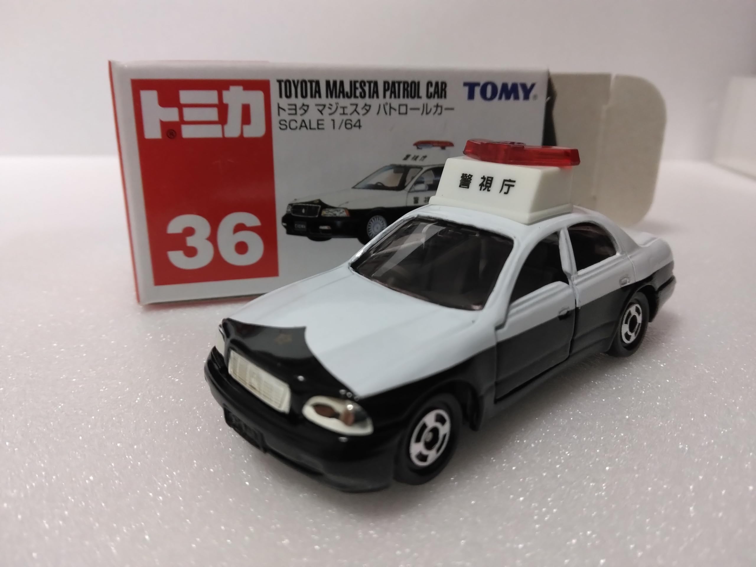 

Tomica 36 Toyota Majesta Patrol black and white color No. 1/64 Car, білий