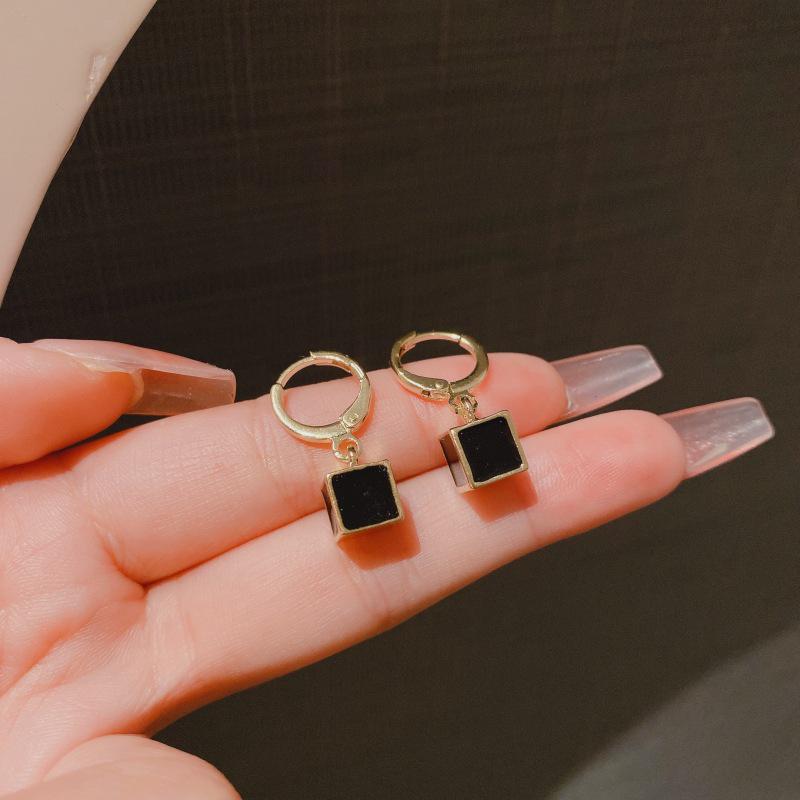 2024 Elegant Black Square Stud Earrings for Women - Luxurious, Lightweight, and Stylish Niche Design чёрный
