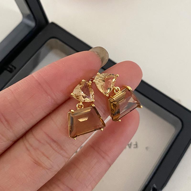 Geometric Zircon Irregular Square Stud Earrings – French Gentle Retro, Autumn/Winter 2024, High-End Atmosphere