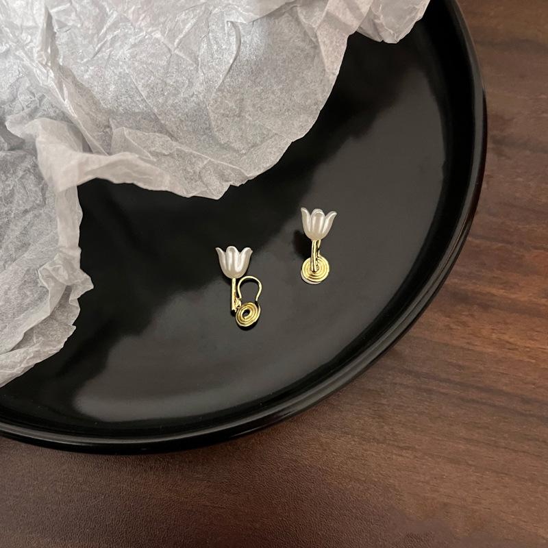 Pearl Mosquito Coil Disc Ear Clips: No-Pierce, Elegant French-Style Earrings for Women