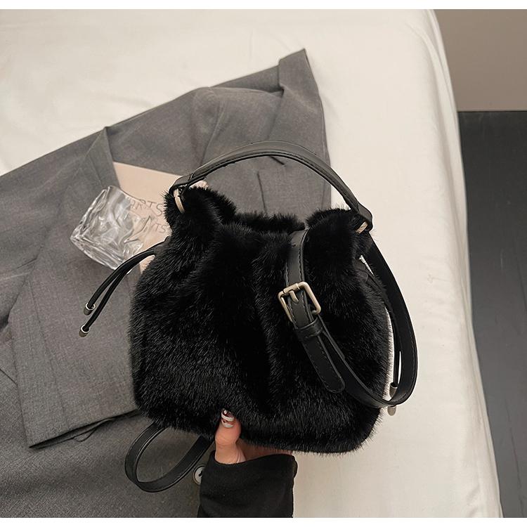 Chic Red Plush Handbags for Women Autumn Winter Faux Fur Mini One Shoulder Crossbody Bags French Texture Soft Plush Clutch