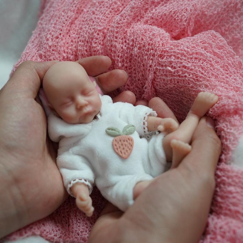 15cm Mini Palm Simulation Doll Maddie Dress Up Playmate Toy Doll Kid Birthday Gift 6 Inch Solid Silicone Full Body Reborn Baby Doll for Girl and Boy