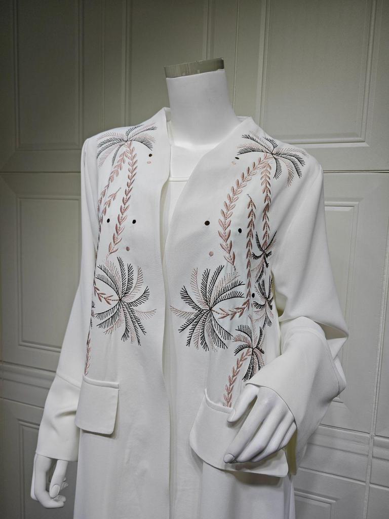 Elegant White Floral Embroidered Abaya Coat - Modern Middle Eastern Fashion