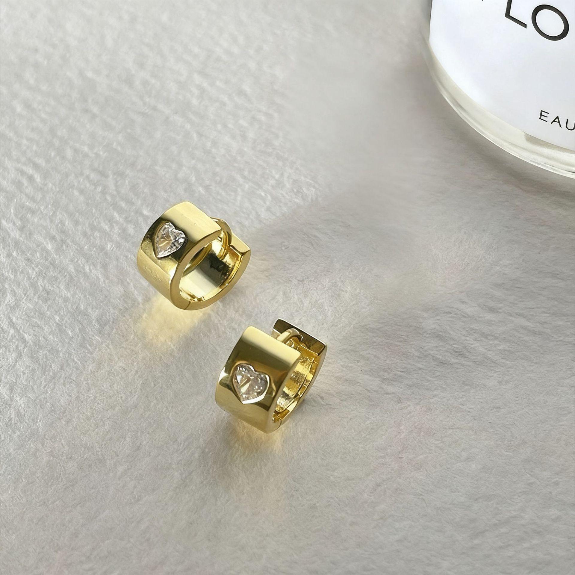 Niche design heart-shaped zircon earrings for women, French-style high-end hoop earrings, silver needle stud earrings, elegant e